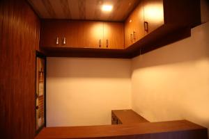 提喀迪Thekkady Travel Rooms的厨房配有木制橱柜和台面