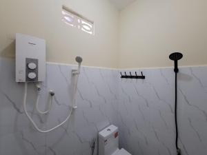 Bahal83 Guesthouse的白色的浴室设有卫生间和淋浴。