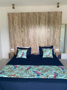 拉戈莱特Cosy Corner的一间卧室配有蓝色的床、蓝色床单和枕头
