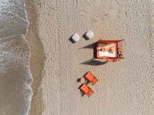阿德里安诺斯坎波斯拉奎拉里斯马海滩酒店的享有海滩上方的景致,配有帐篷和2把椅子