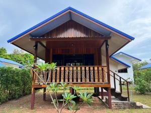 俊穆岛Koh Jum Paradise Resort的前面有长凳的小建筑