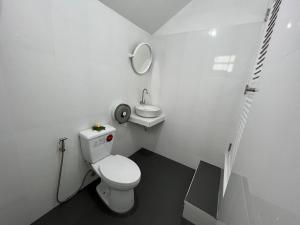 俊穆岛Koh Jum Paradise Resort的白色的浴室设有卫生间和水槽。