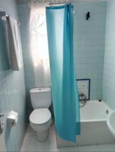 雷阿尔城埃尔莫利诺酒店的浴室设有卫生间和蓝色的浴帘。