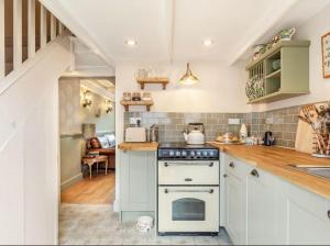 Bere AlstonRosemary Cottage的厨房配有白色炉灶和水槽