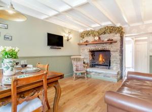 Bere AlstonRosemary Cottage的客厅设有壁炉和桌子