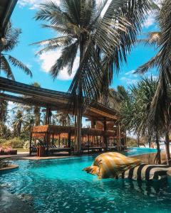 吉利特拉旺安Hotel Lumi Gili Trawangan的棕榈树度假村的游泳池