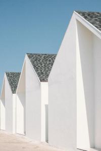 邦萨雷班塔赫海滨旅馆的一排黑屋顶的白色房屋
