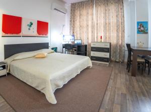 YagodovoСтудио за четирима в село Ягодово, на 5 км от Пловдив и летище Крумово的一间卧室配有一张床、一张桌子和一张书桌。