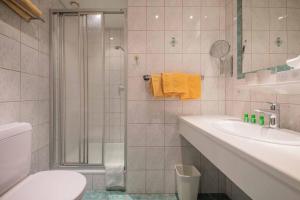 米德尔斯豪斯胡贝图斯酒店的带淋浴、卫生间和盥洗盆的浴室