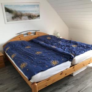 VitzdorfFerienwohnung-Ausblick的一间卧室配有一张带蓝色棉被的床