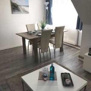 VitzdorfFerienwohnung-Ausblick的餐桌、椅子和一瓶水