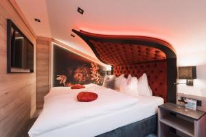 伊施格尔Alp Larain B&B的一间酒店客房,配有一张带南瓜的床