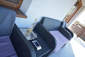 克卢日-纳波卡BBS Residence的客厅配有两把椅子和一张带花瓶的桌子