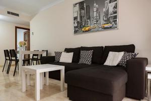 马拉加Apartamento Málaga Jalón的客厅配有沙发和桌子