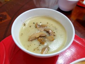 MaribagoHarang Hotel Mactan Lapulapu City Cebu Philippines的桌上的蘑菇白汤