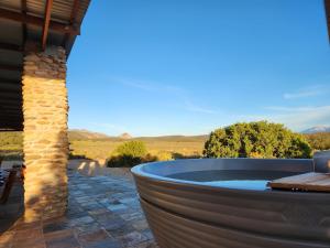 De RustRibboksfontein Guest Farm的享有沙漠美景的庭院内的热水浴池
