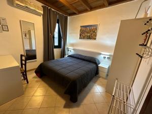 Tromello特洛梅洛公爵酒店的一间小卧室,卧室内配有一张床铺