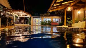 南迪布阿住宿加早餐旅馆的夜间在房子里的一个游泳池
