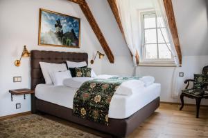 格拉茨Gasthof Lend-Platzl的一间卧室设有一张大床和一个窗户。