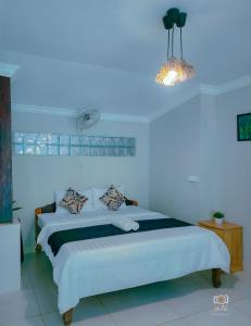 贡布Nary Garden的一间卧室配有一张蓝色的灯光床