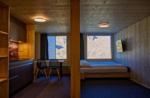 克恩斯Frutt Living的客房设有床、两把椅子和窗户。
