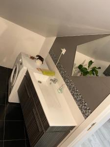 阿尔马达Open Home - Lisbon/Almada的浴室设有白色水槽和镜子