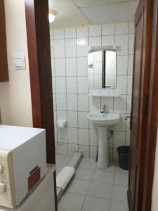 克里比LES YILLAGA的白色的浴室设有水槽和卫生间。