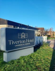 蒂弗顿Tiverton Hotel Lounge & Venue formally Best Western的大楼前的酒店标志