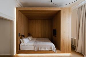 斯图加特Das Edith的木制客房内的一间卧室,配有一张床