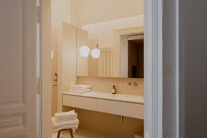 斯图加特Das Edith的一间带水槽和镜子的浴室