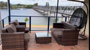 塔里塔里汽车旅馆的阳台配有两把椅子、一张桌子和一座桥梁