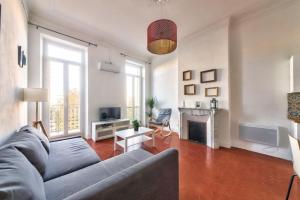 马赛Superbe appartement de 110 m² au cœur de Marseille的带沙发和壁炉的客厅