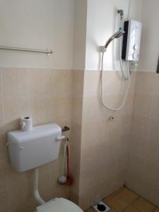 怡保QQ Homestay的一间带卫生间和淋浴的浴室