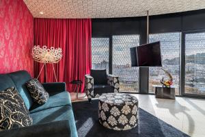 巴塞罗那Barceló Raval的带沙发和电视的客厅