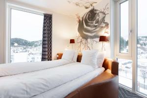 纳姆索斯斯堪迪克岩城酒店的带大窗户的客房内的两张床