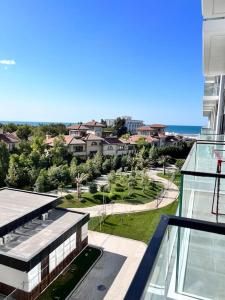 巴库Sea Breeze Resort, Lighthouse2 seaside studio apartment的从大楼的阳台上可欣赏到城市景观