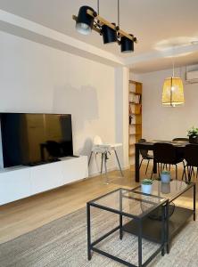 奥伦塞Home Las Burgas D&C的客厅配有大电视和桌子