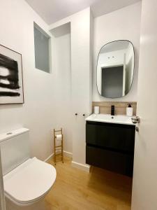 奥伦塞Home Las Burgas D&C的浴室设有白色的卫生间和镜子