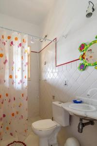 伊利亚贝拉llhabela incrível vista e piscina的一间带卫生间和水槽的浴室