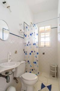 伊利亚贝拉llhabela incrível vista e piscina的白色的浴室设有卫生间和水槽。