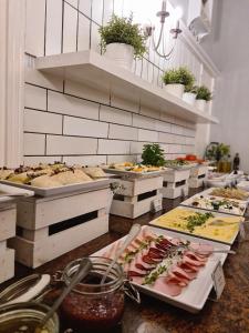 波兹南Grand Royal Hotel的自助餐,展示了多种不同类型的食物