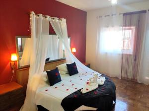 旧阿尔贝加里亚瑞贝罗特尔酒店的一间卧室,床上有两只鸭子