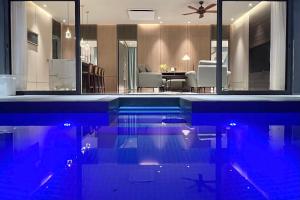 珍南海滩Looma Private Pool Villas的一个带游泳池的房屋,设有客厅