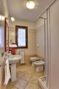 奥贝里塞Alberese Casa Vacanze的一间带两个盥洗盆和卫生间的浴室