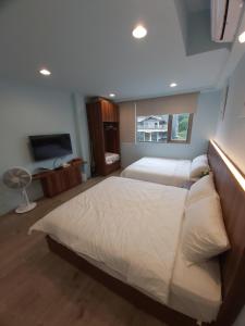 三芝乡旅途中海邊民宿的一间卧室配有一张大床和电视