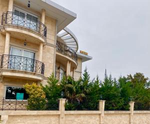 埃迪尔内Blackmoon Villa Edirne的旁边带阳台的建筑