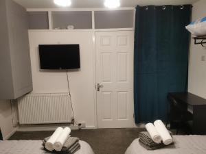 多佛尔116 maison dieu Road room B in Dover的客房设有电视和带毛巾的床。
