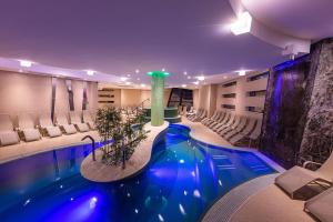 加尔多尼维塔尔那提斯酒店的一座带椅子的大型游泳池