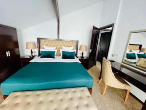 瓦特拉多尔内Alpine Lounge的一间卧室配有一张大床和镜子