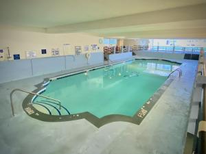 默特尔比奇ROYAL GARDEN RESORT 408 condo的大楼内的大型游泳池